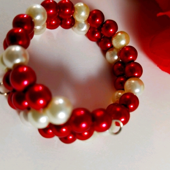 HAND CRAFTED Pearl Wrap Bracelet Red and White Coil Bracelet Memory Wire - Picture 1 of 4